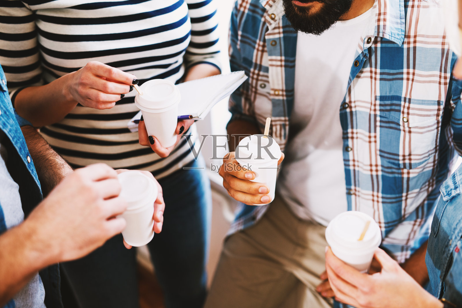 年轻时髦的商人正在喝咖啡休息。照片摄影图片