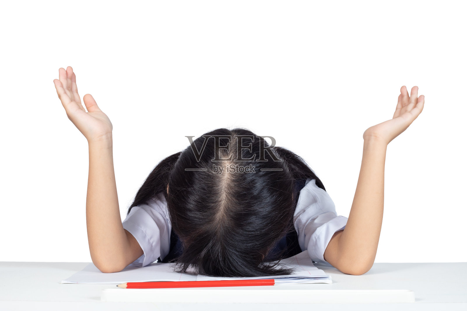 穿着校服的亚洲华人小女孩睡在桌子上照片摄影图片