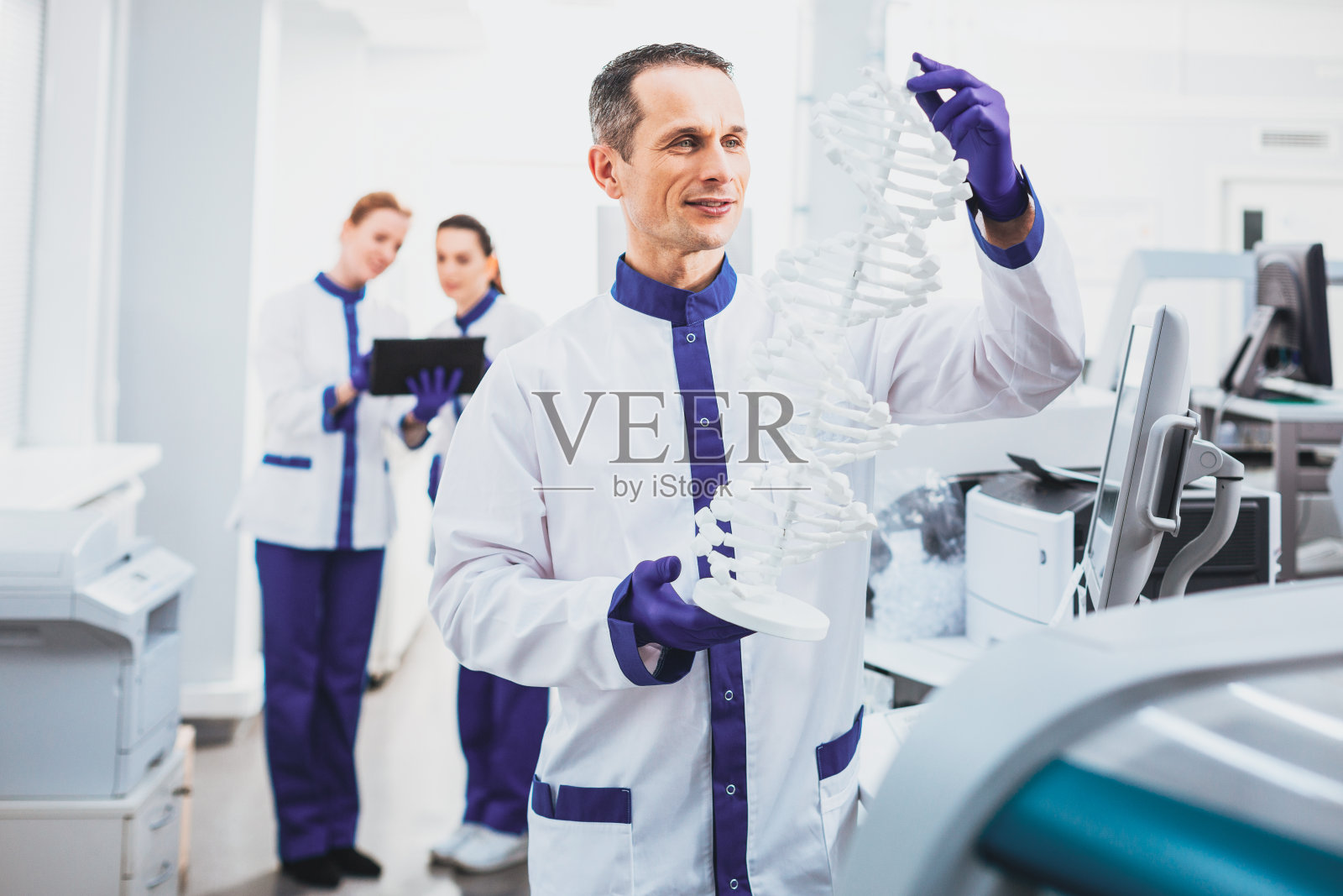 英俊的研究人员持有人工遗传密码照片摄影图片