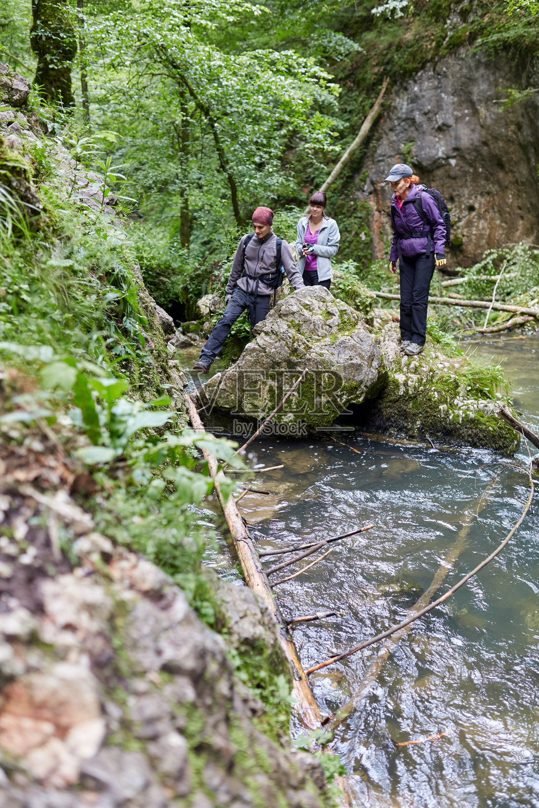 徒步旅行的一群人照片摄影图片