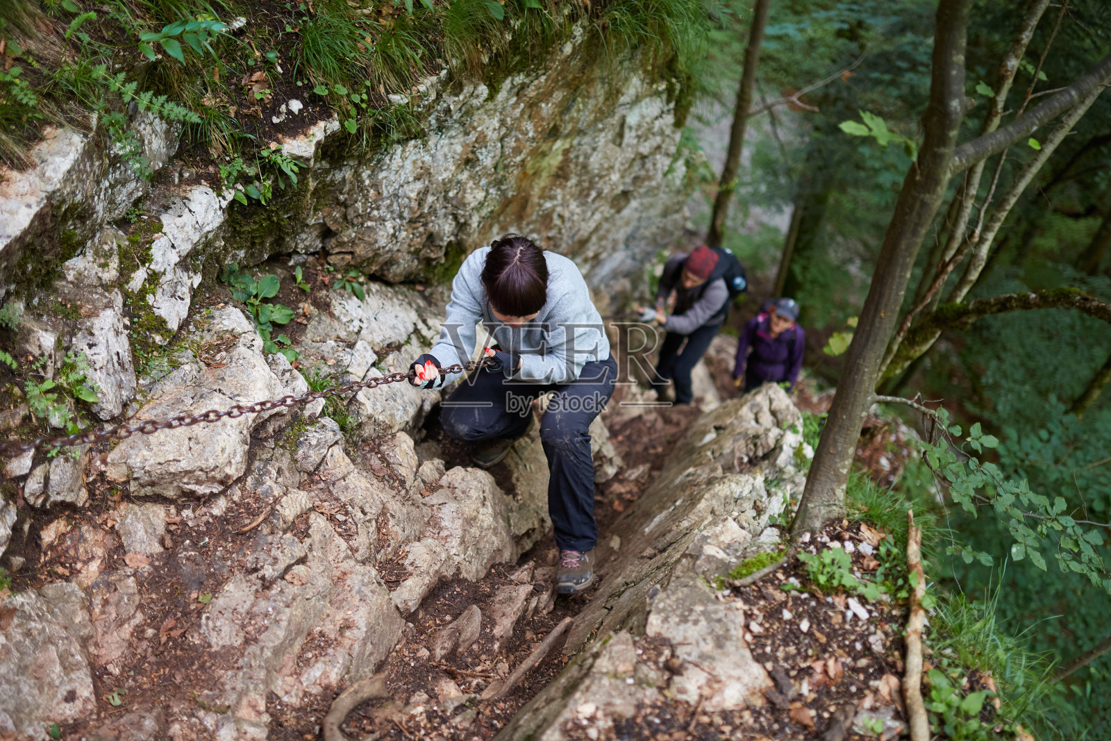 在崎岖小道上的徒步旅行者照片摄影图片