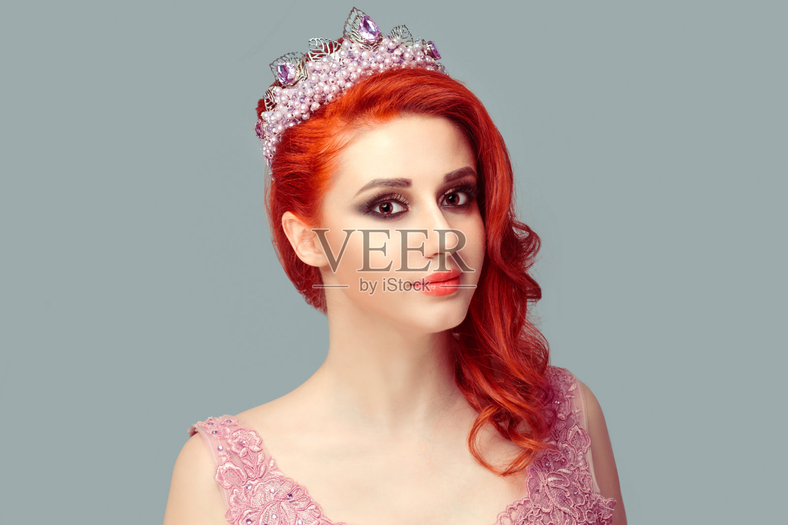 女人望着你的镜头，骄傲地戴着自己的王冠照片摄影图片