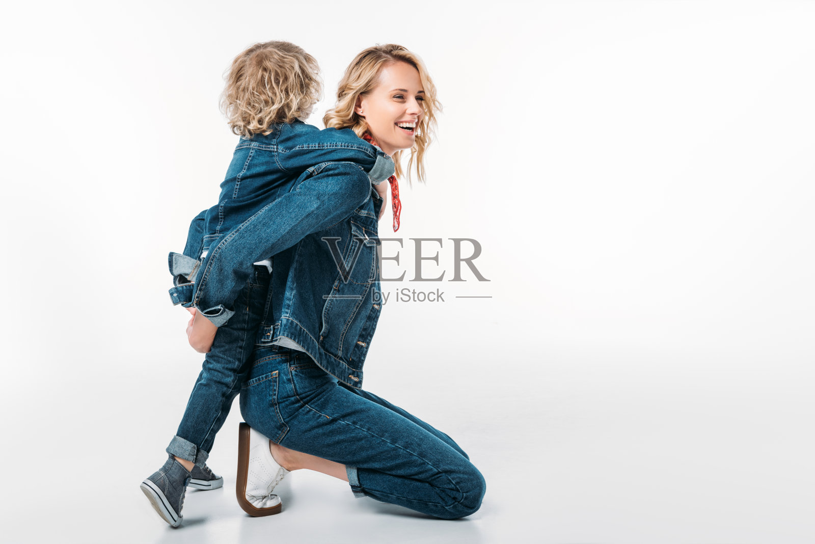 侧面的幸福母亲给了儿子背上白色照片摄影图片