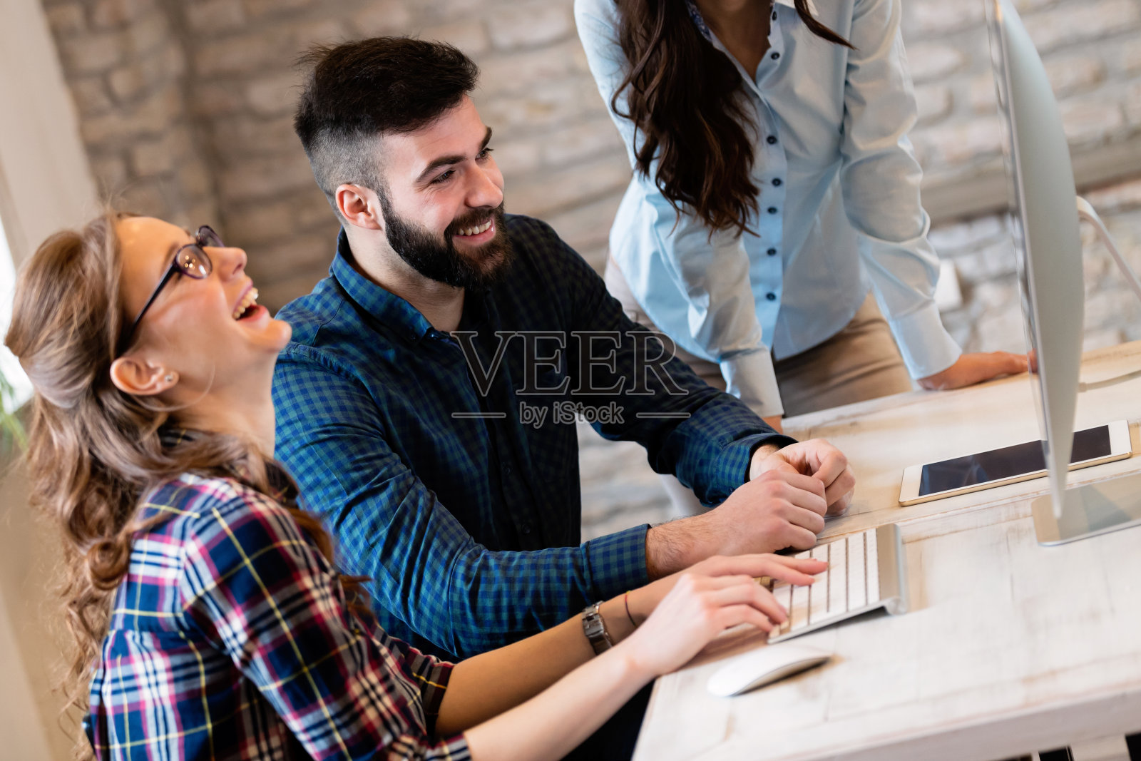 年轻建筑师在办公室工作的项目照片摄影图片