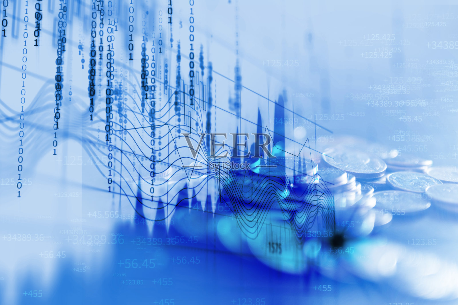 双重曝光图像：股市投资图表和硬币堆叠照片摄影图片