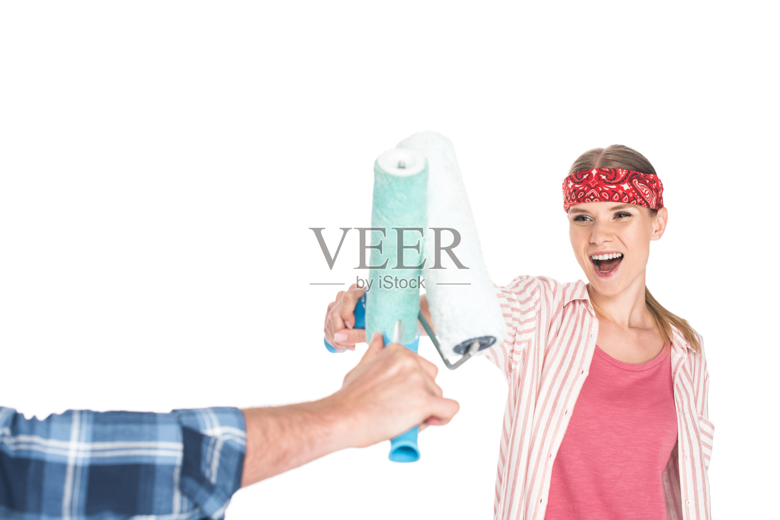 裁剪图像的男人与微笑的女友打油漆滚筒隔离在白色的背景照片摄影图片