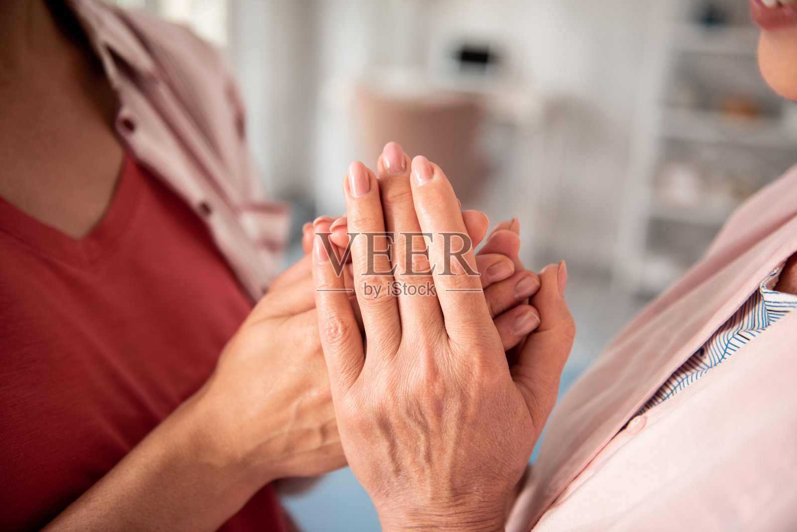 忠诚的女儿对母亲充满感激之情照片摄影图片