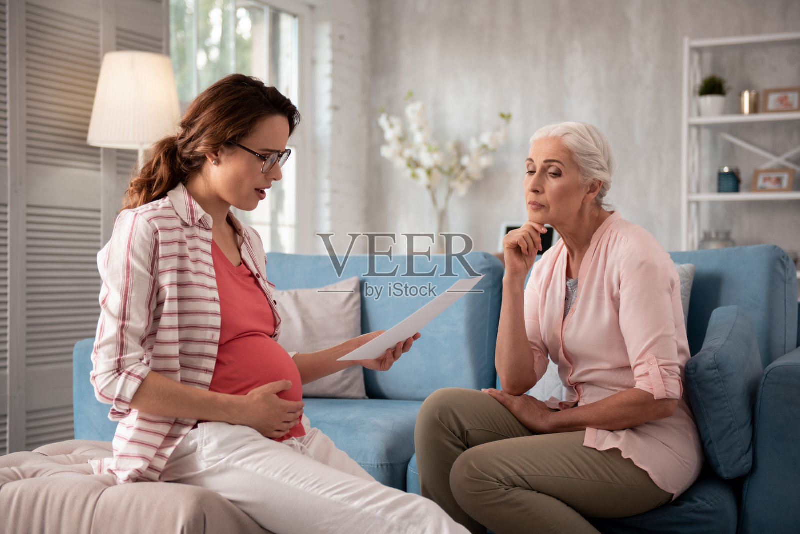 深色头发的女人来做私人咨询照片摄影图片