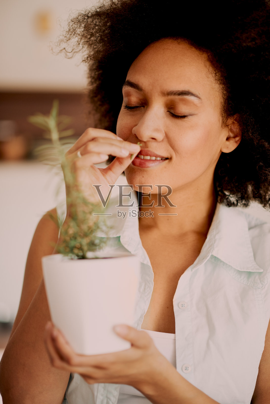 女人闻香料。照片摄影图片