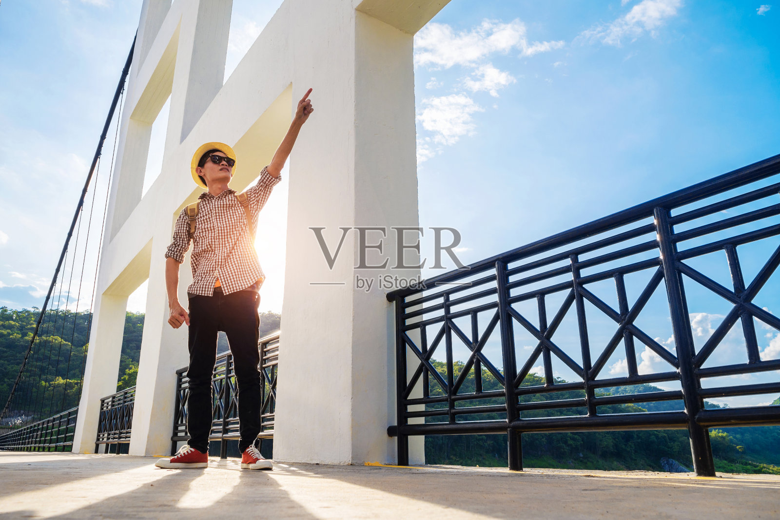 亚洲男子背包独自站在桥上照片摄影图片