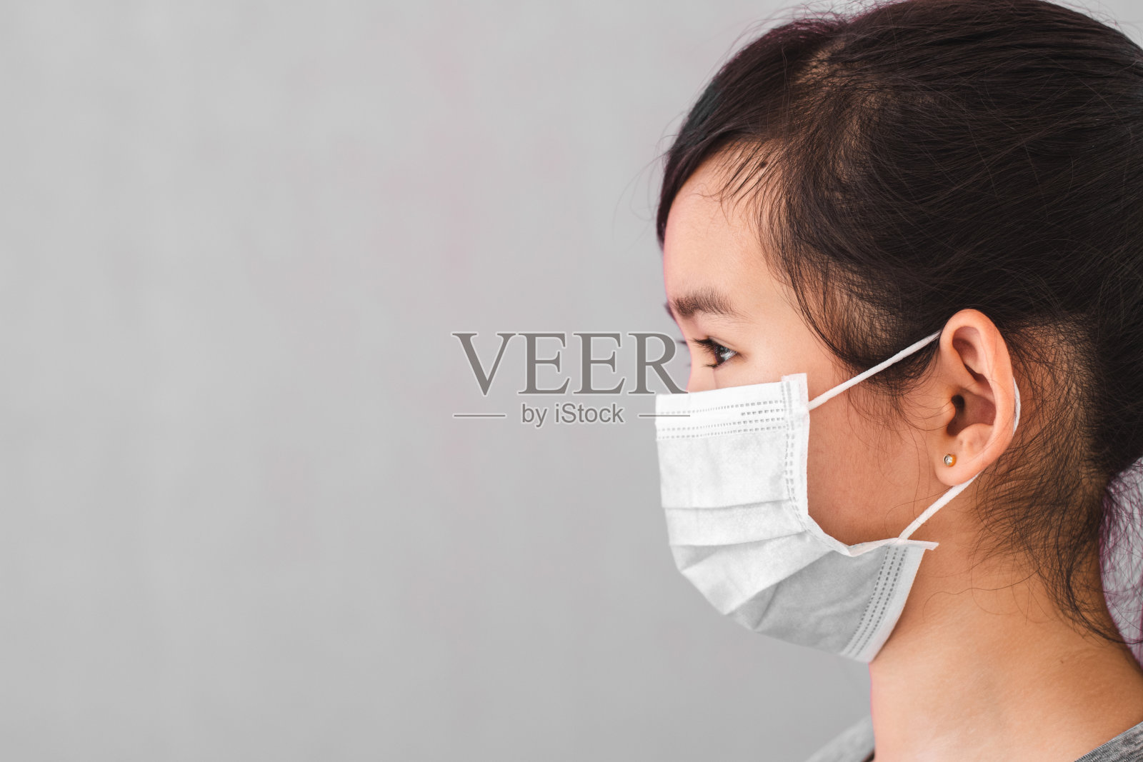 一个亚洲小女孩戴着消毒医用口罩照片摄影图片