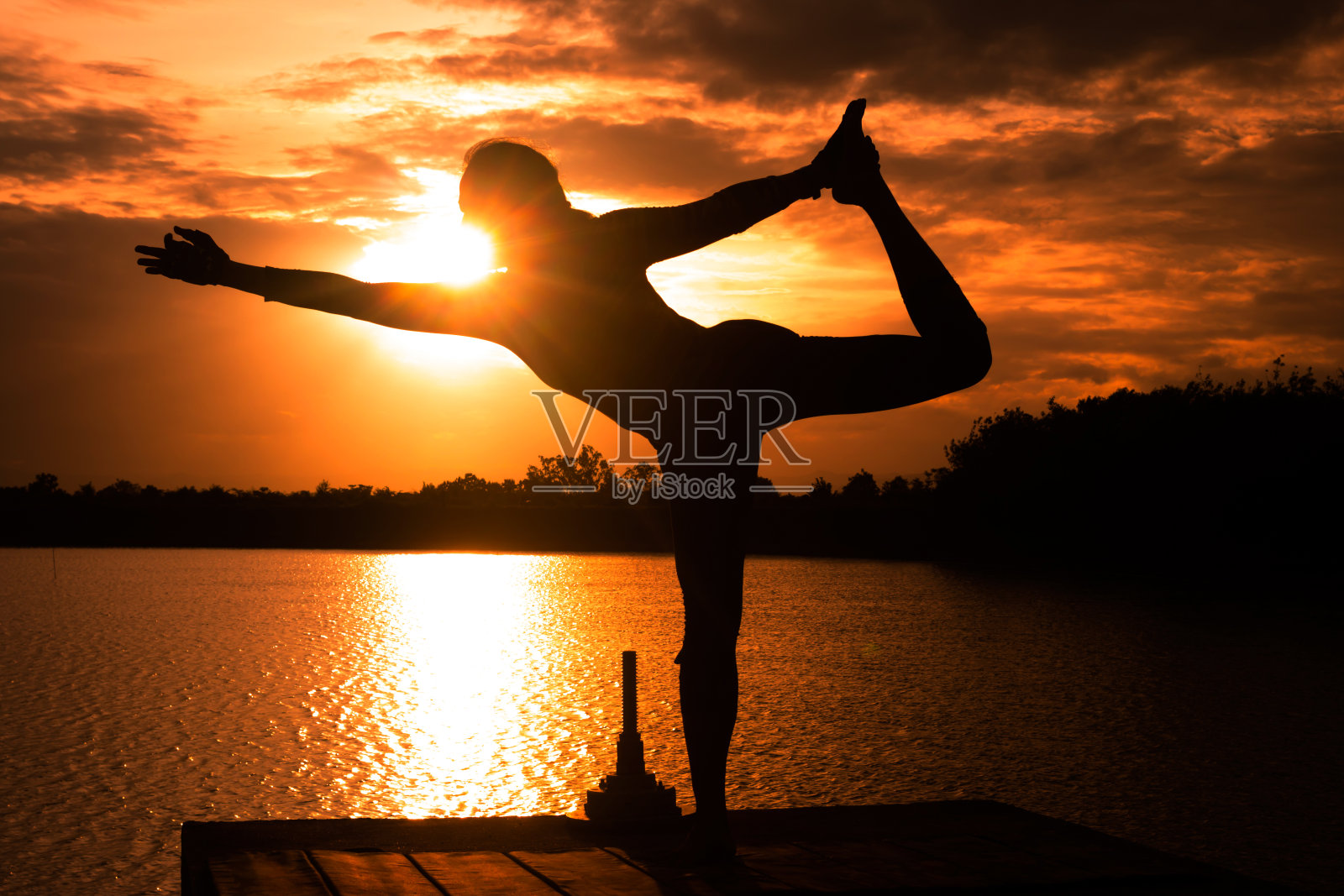 妇女们在水库地区练瑜伽照片摄影图片