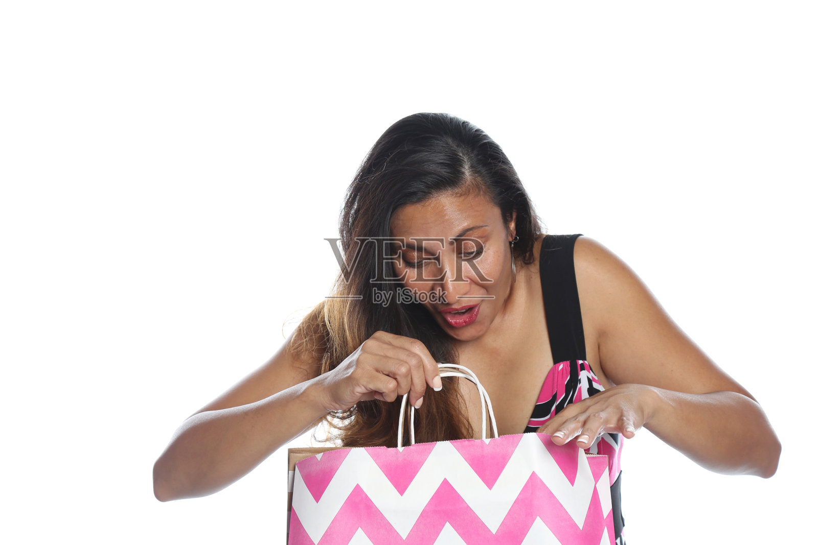 拿着礼品袋的女人照片摄影图片