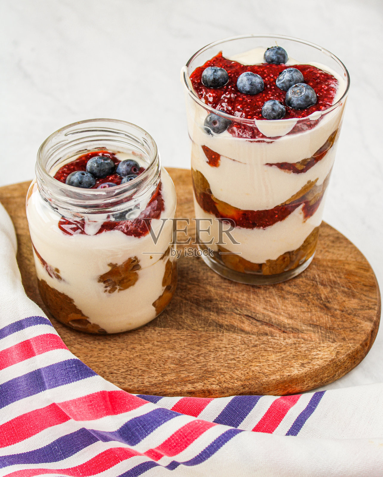 自制的新鲜水果芝士蛋糕甜点。照片摄影图片