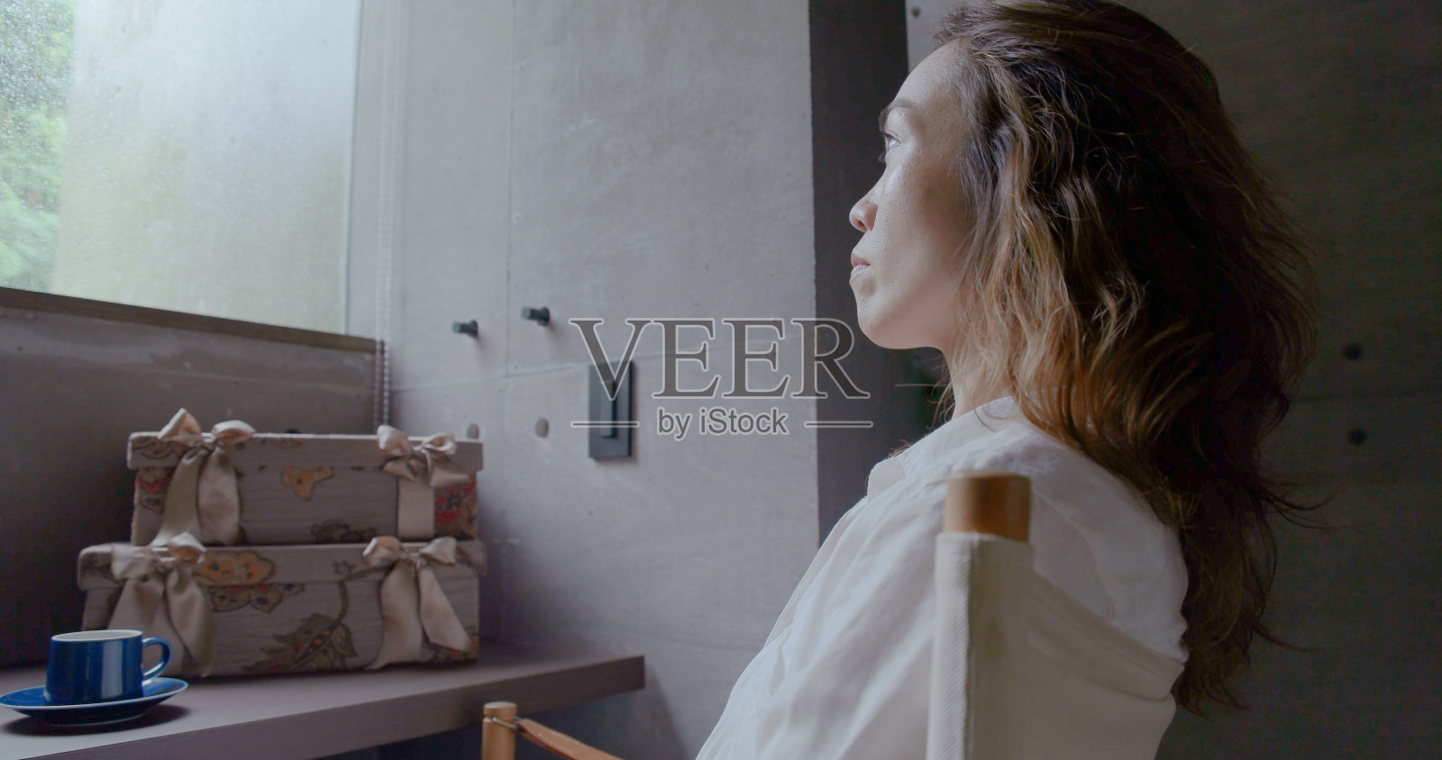 年轻女性在家喝咖啡。照片摄影图片