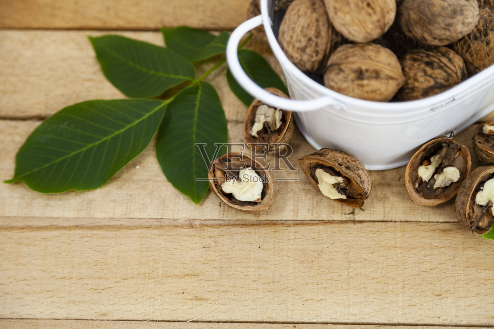 核桃和树叶照片摄影图片