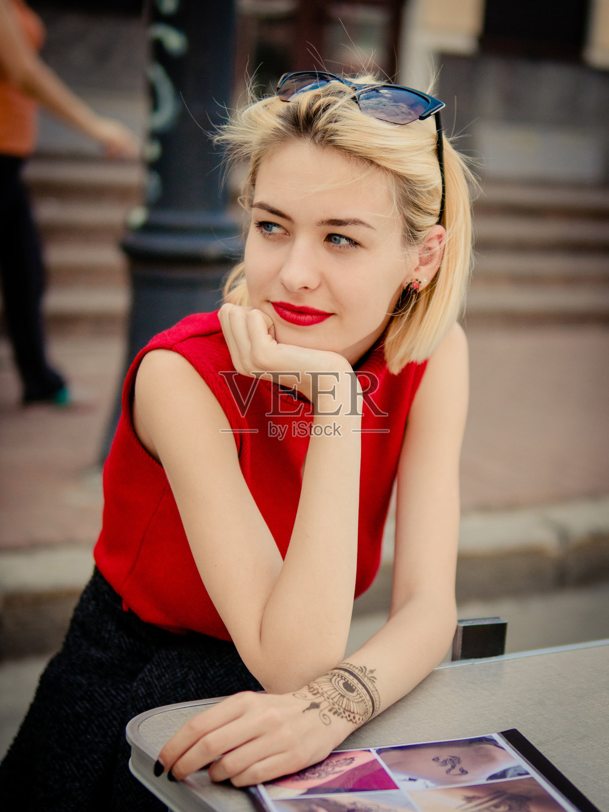 年轻漂亮的金发女孩正看着照相机。街肖像摄影。照片摄影图片