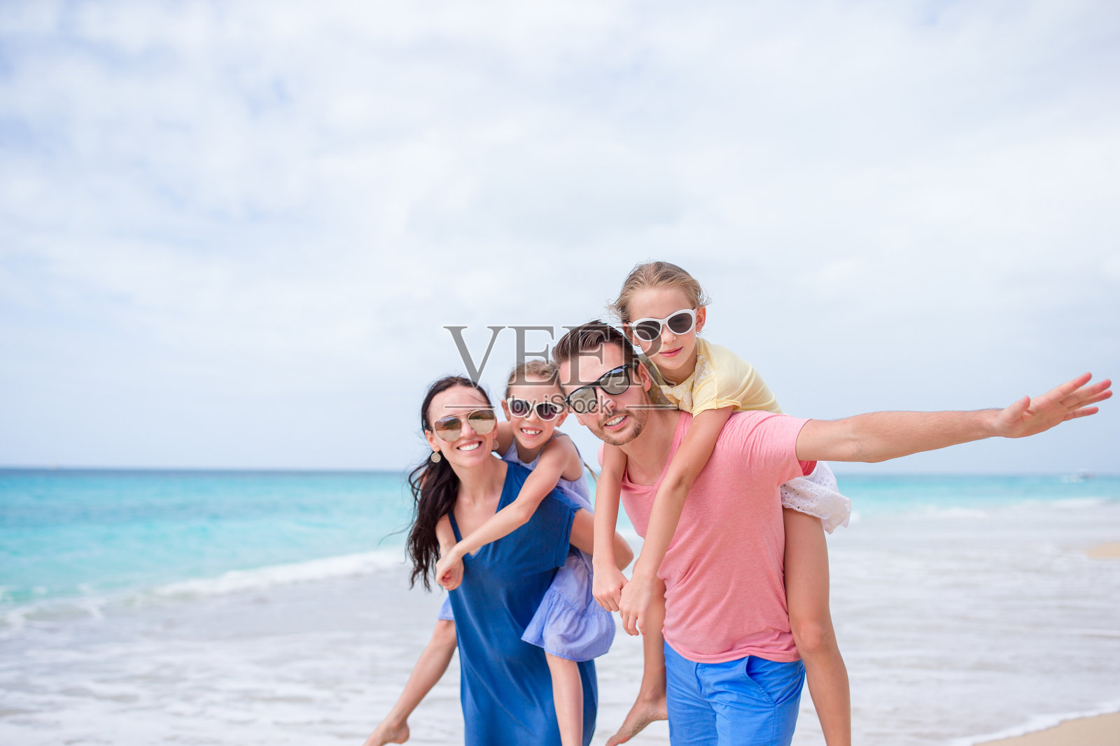 海滩上幸福美丽的一家人照片摄影图片