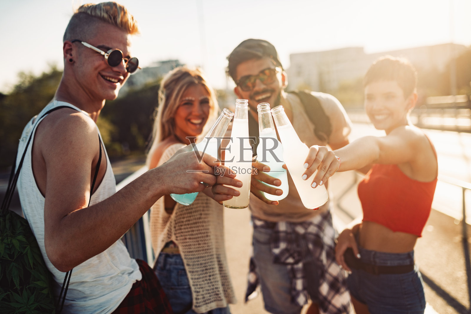 一群年轻快乐的朋友玩得开心照片摄影图片