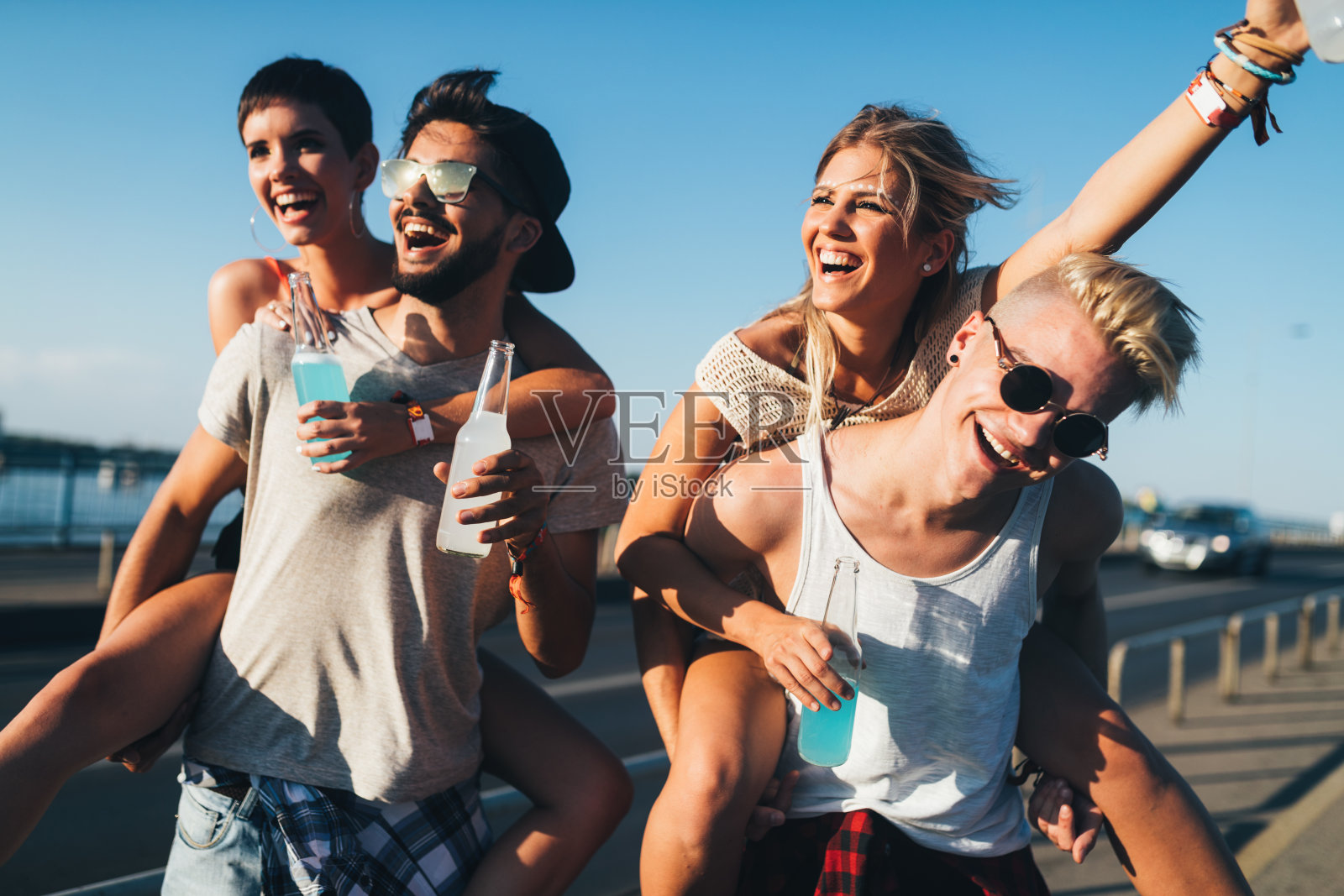 一群年轻快乐的朋友玩得开心照片摄影图片