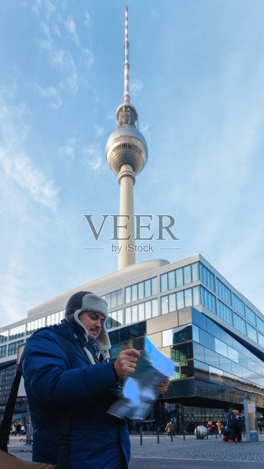 一个年轻人带着柏林旅游城市地图旅行照片摄影图片