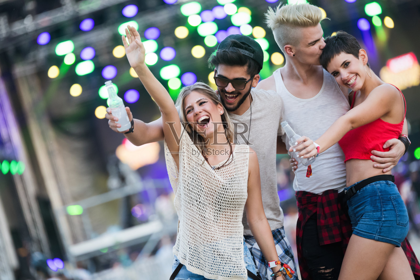 快乐的朋友在音乐节上玩得开心照片摄影图片