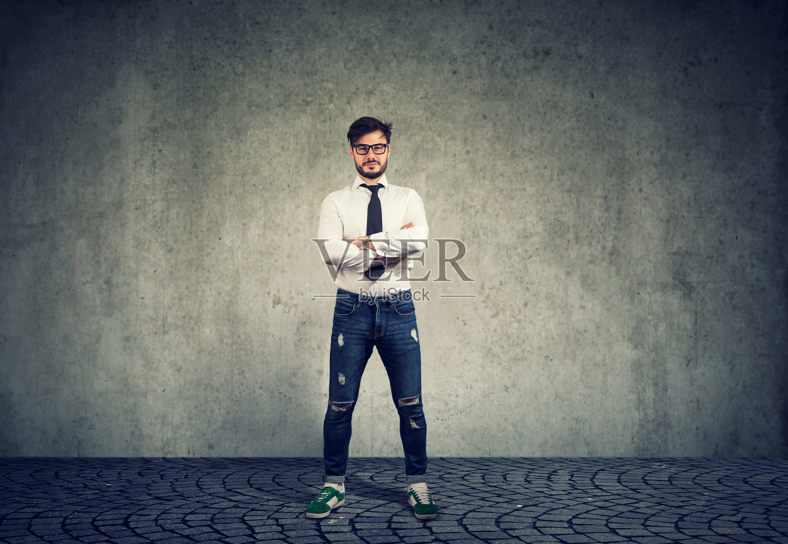 随意自信帅气的男人穿着牛仔裤照片摄影图片