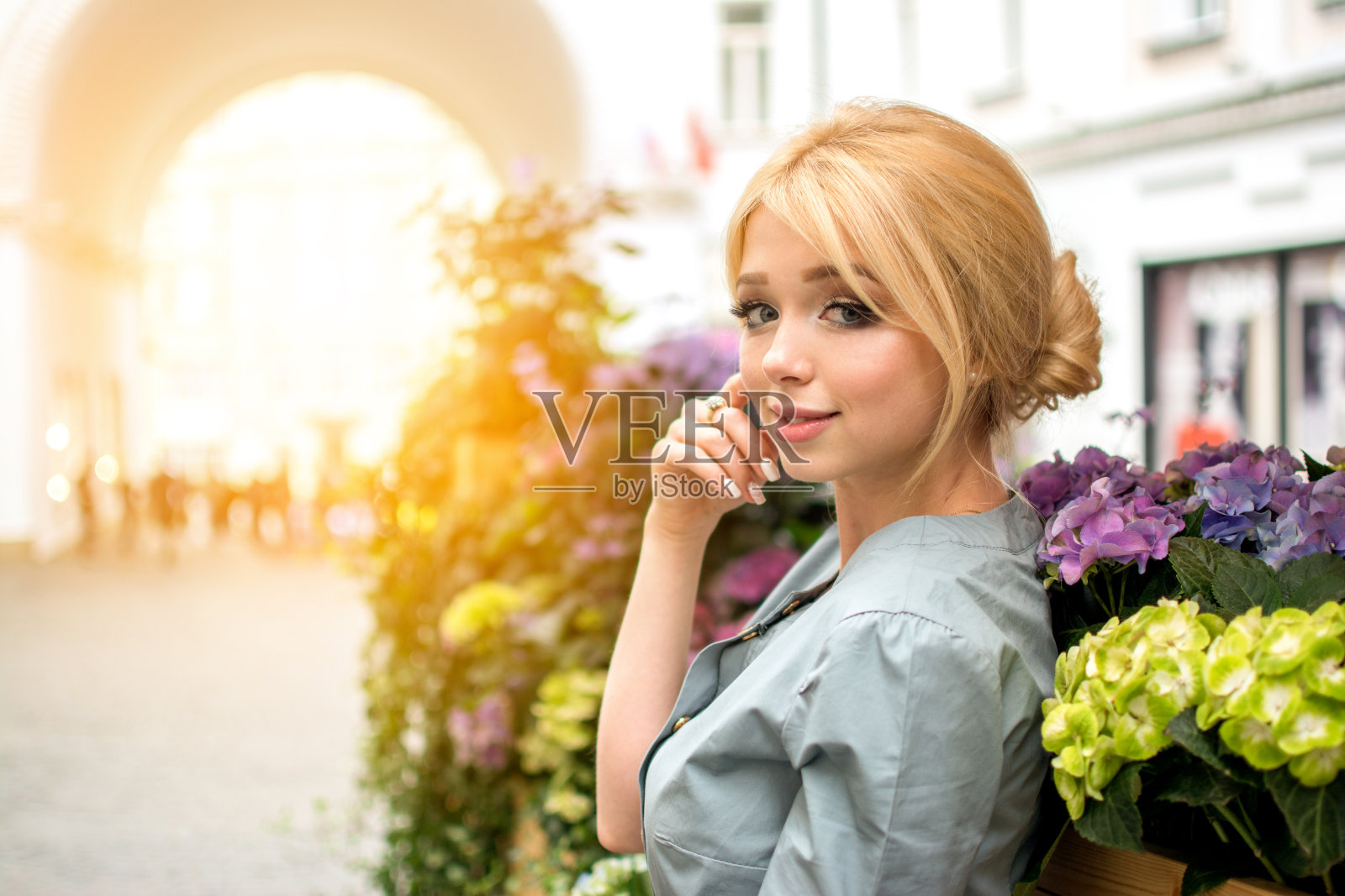 一个年轻美丽的女人在户外看着照相机的肖像照片摄影图片