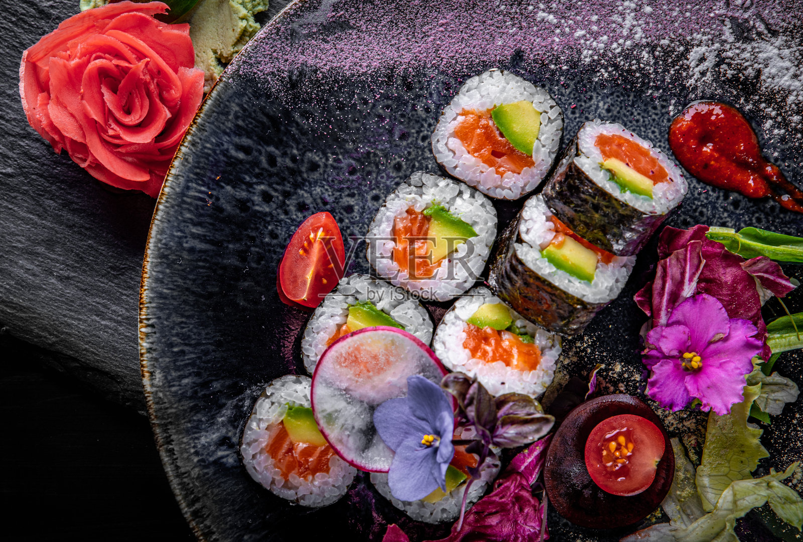 寿司卷，三文鱼，鳄梨，米饭照片摄影图片