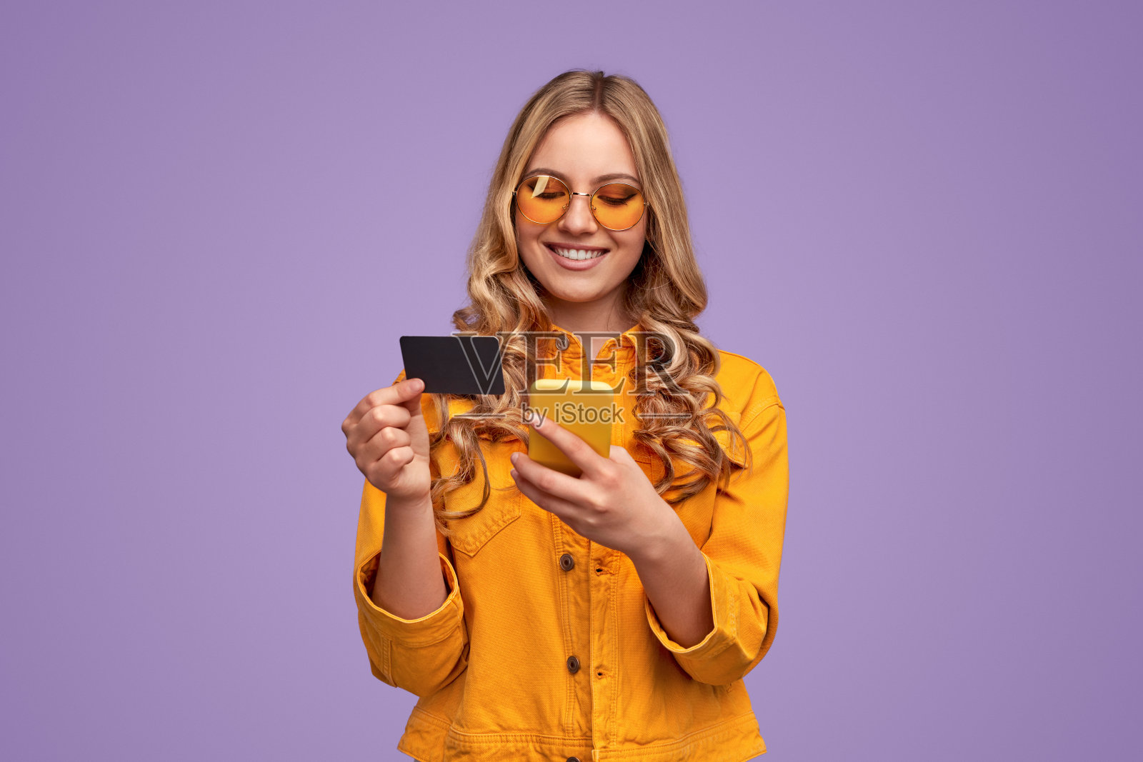 用智能手机刷卡购物的快乐女人照片摄影图片