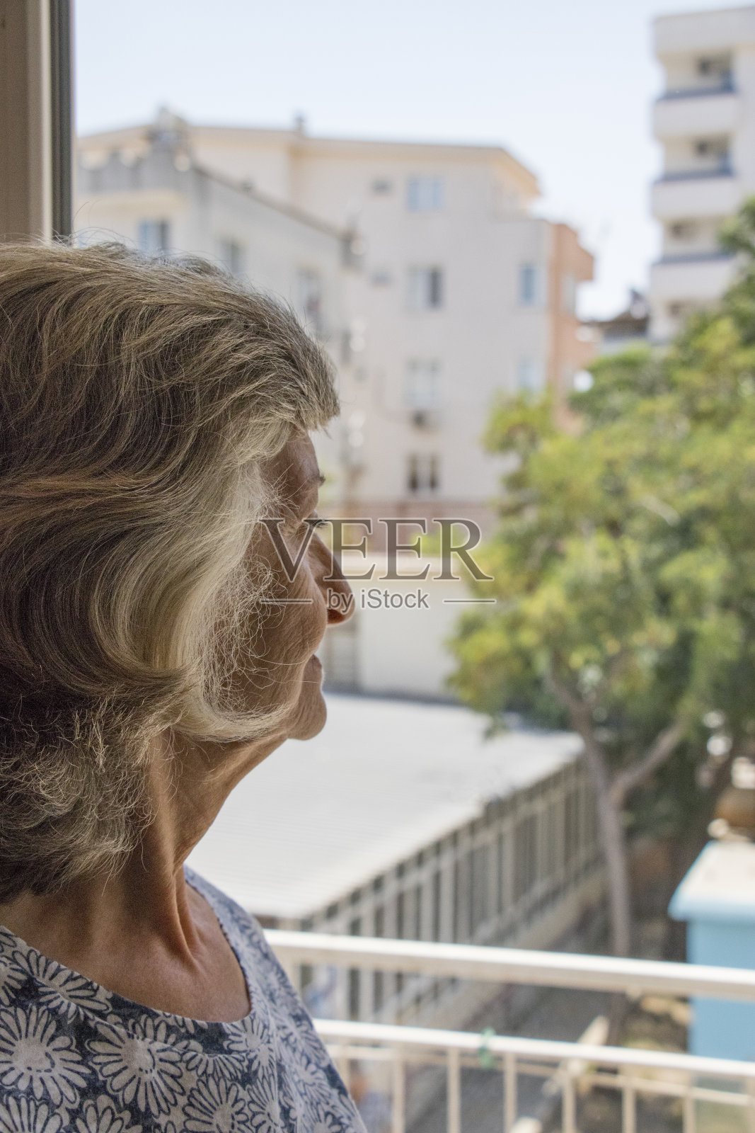 从窗户看向别处的漂亮女人照片摄影图片