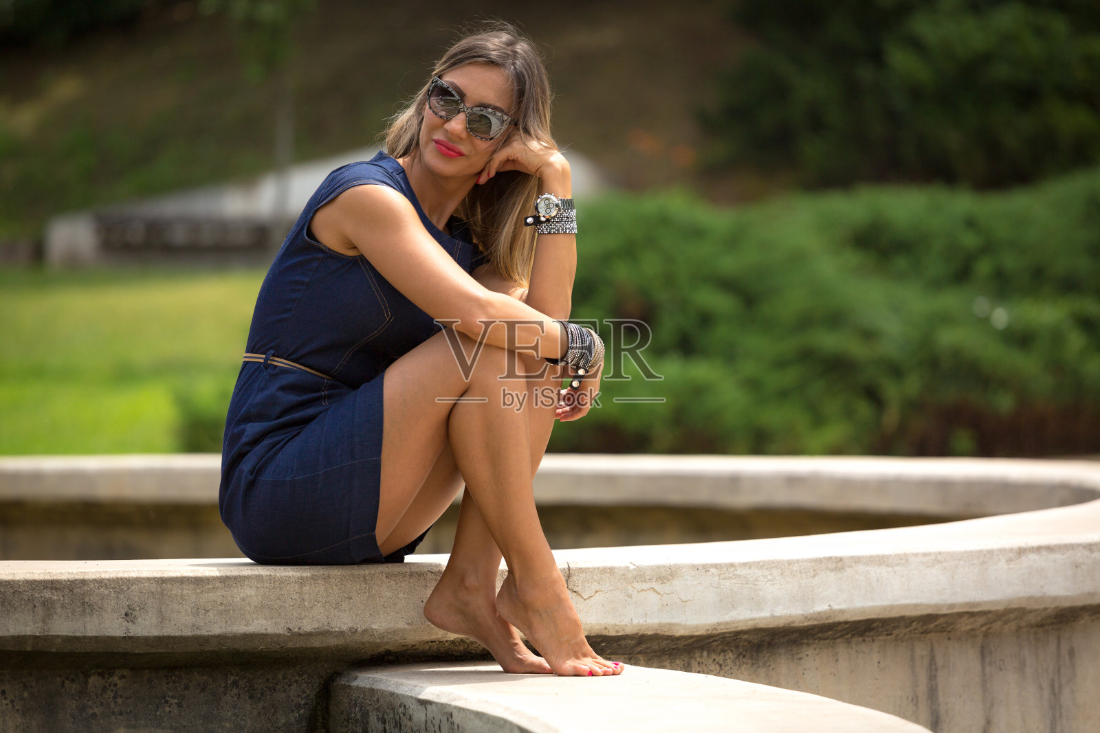 一个年轻漂亮的女人的肖像照片摄影图片