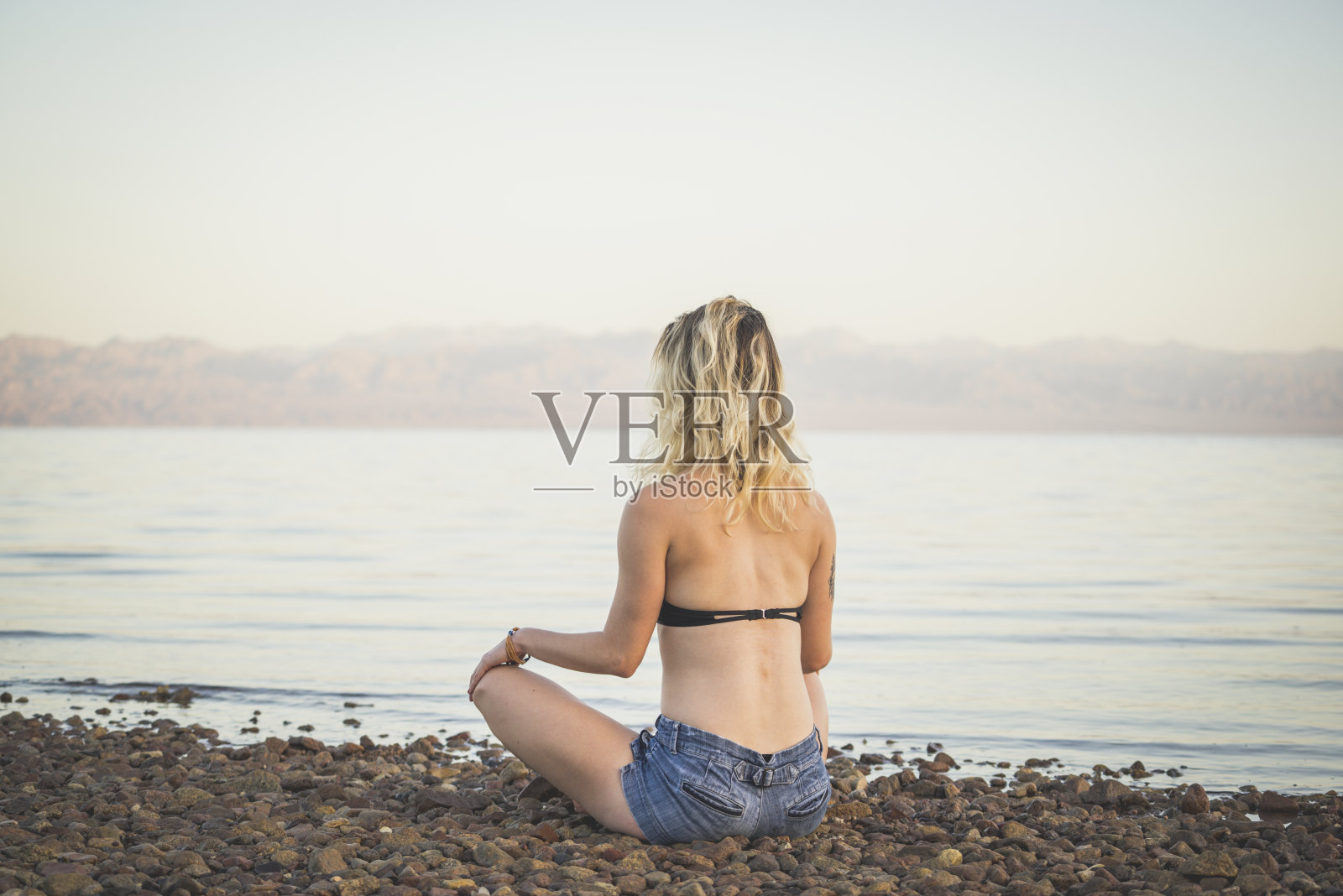 在红海边练习瑜伽的年轻女子（10图）照片摄影图片