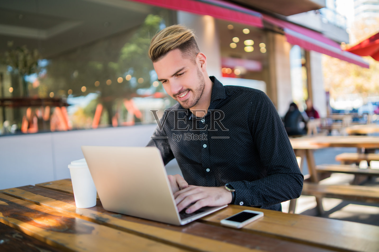 一个商人在他的笔记本电脑上工作。照片摄影图片