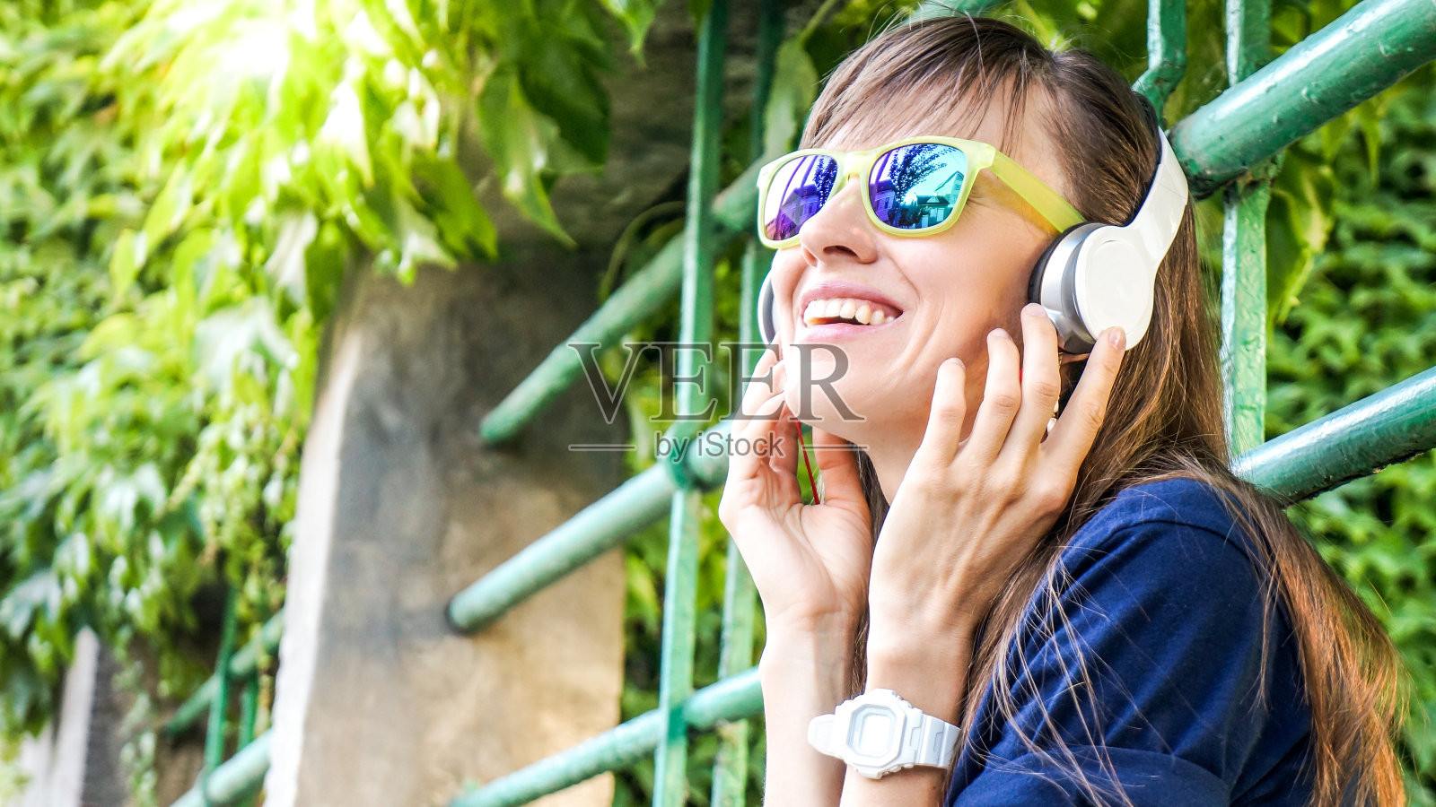 长时间呆在家里，穿着休闲装享受生活的女孩照片摄影图片