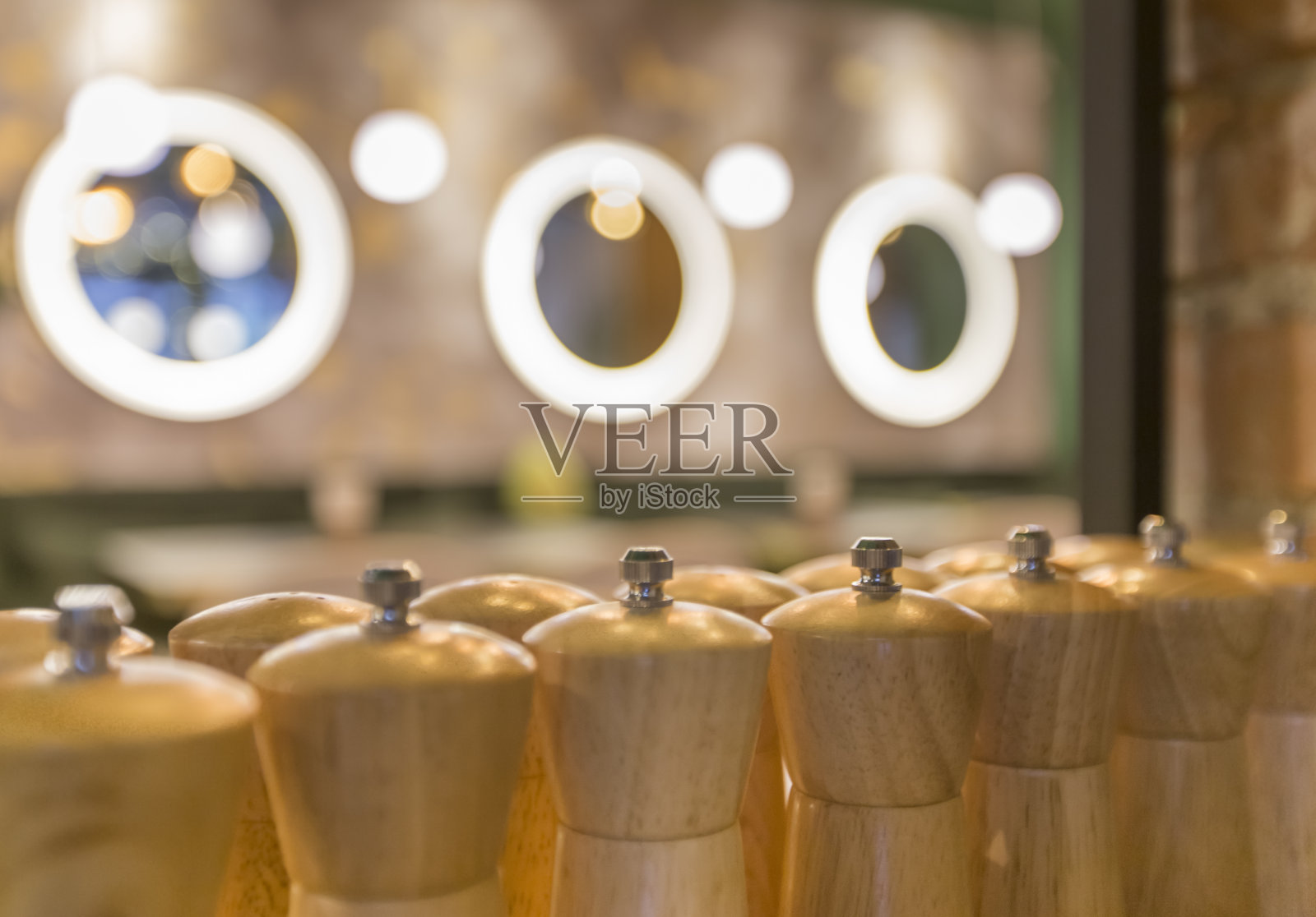 盐和胡椒木瓶，现代餐厅内部照片摄影图片