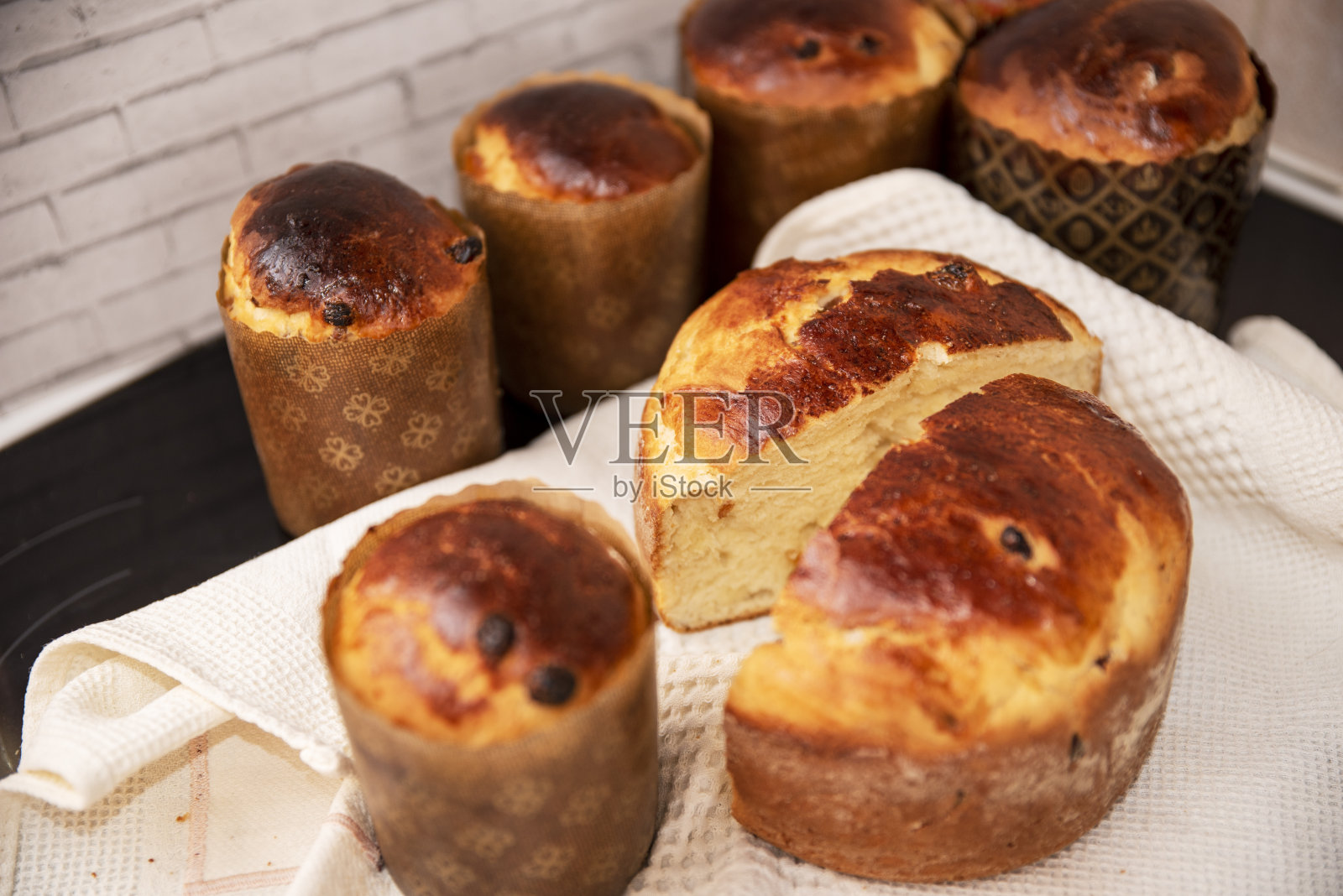 节日的小圆面包和葡萄干放在白毛巾上，特写照片照片摄影图片