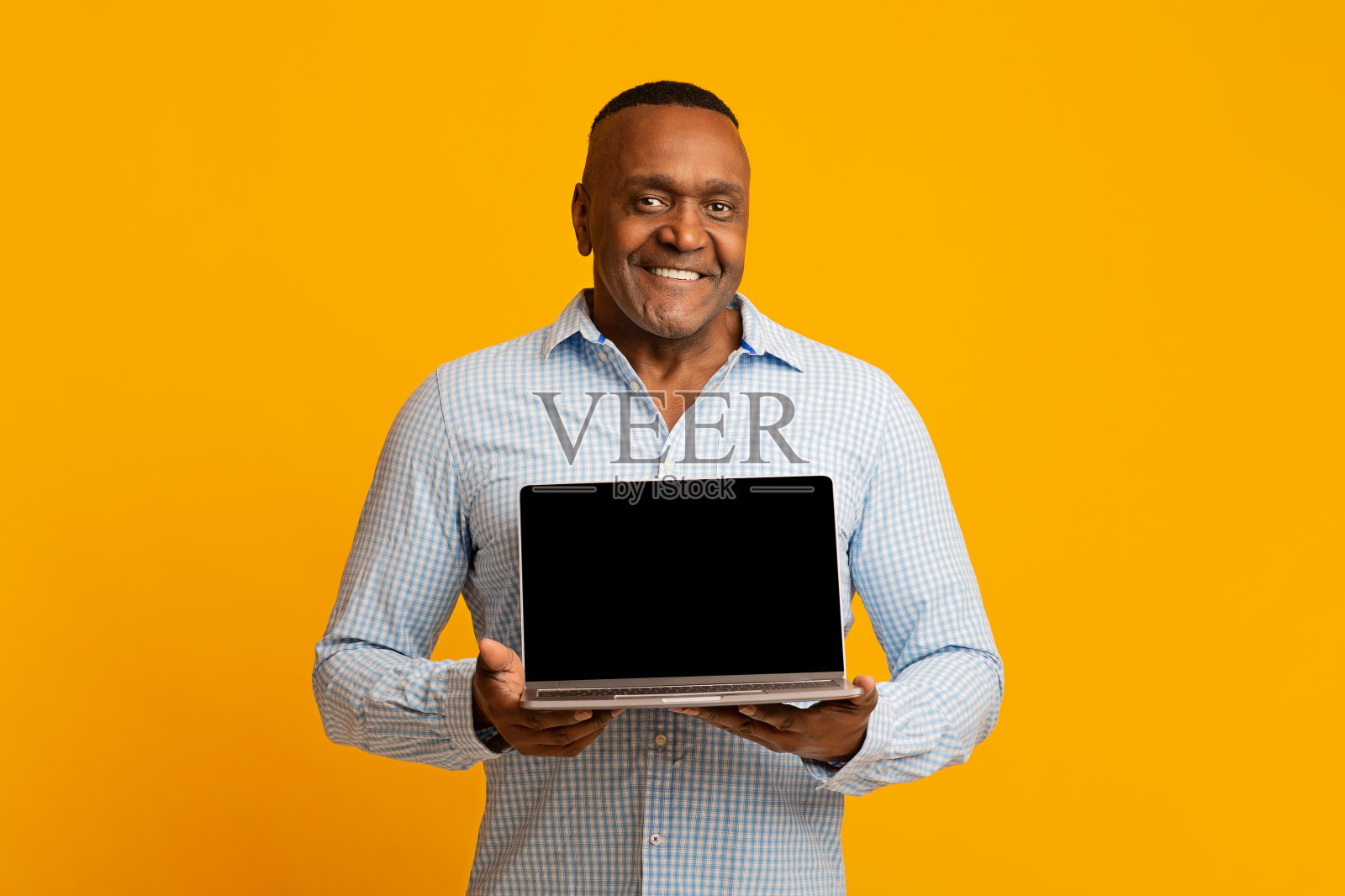 中年黑人展示黑屏笔记本电脑照片摄影图片