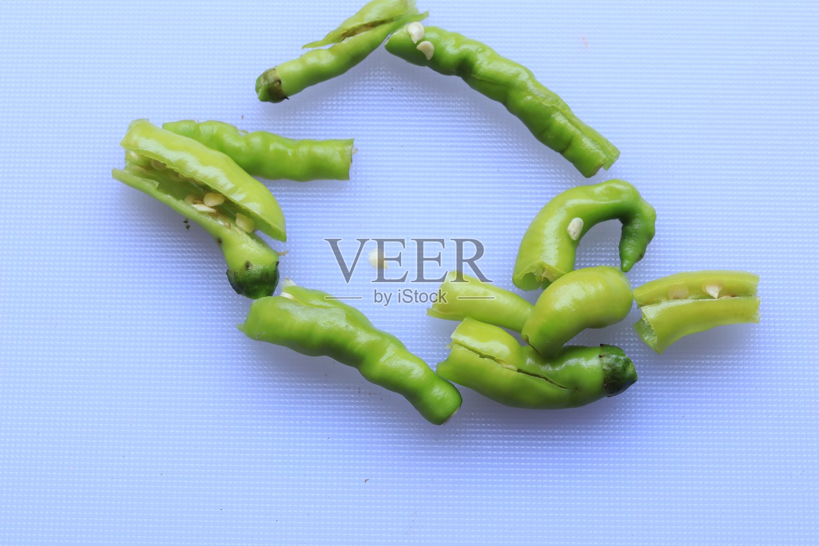 带有白色背景的绿色辣椒照片摄影图片