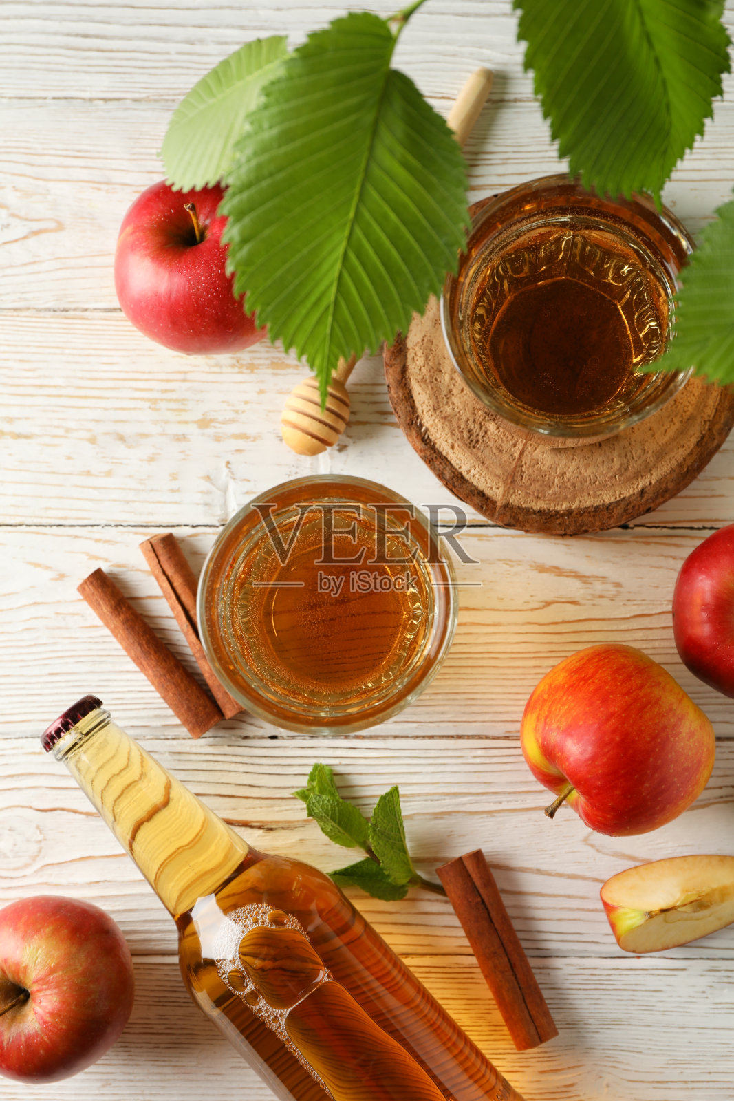 以苹果酒、桂皮和苹果为背景照片摄影图片