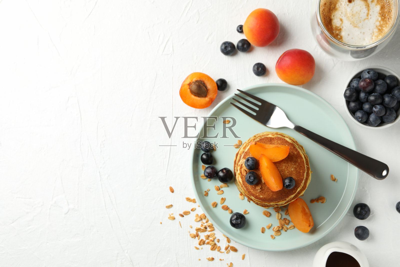 用白色背景的煎饼和水果组成，俯视图照片摄影图片