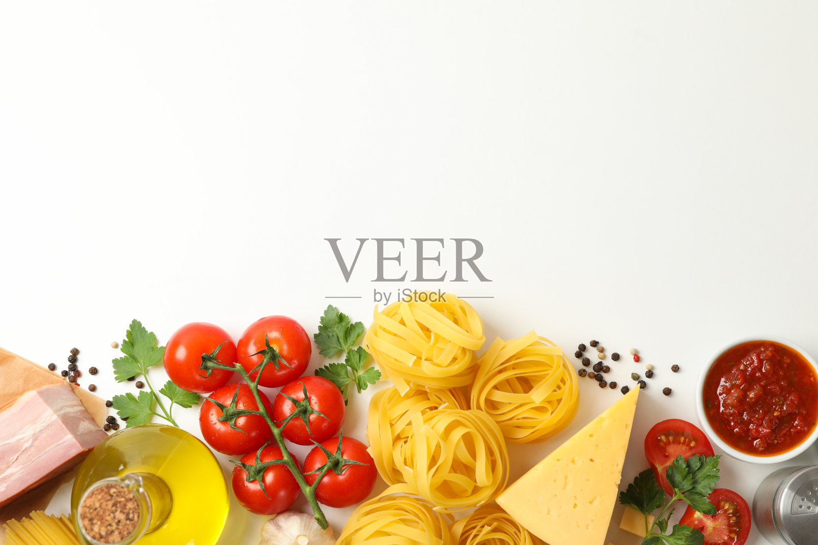 与意大利面和配料烹饪在白色背景，俯视图照片摄影图片