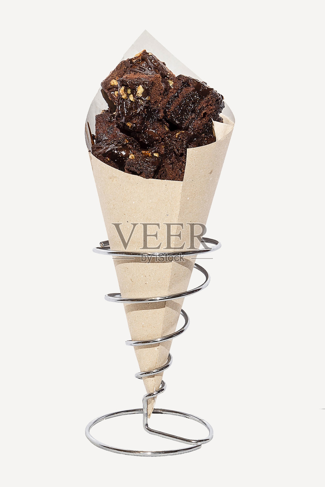 金属架子上摆着美味的巧克力甜筒甜点。白色的背景。有选择性的重点照片摄影图片