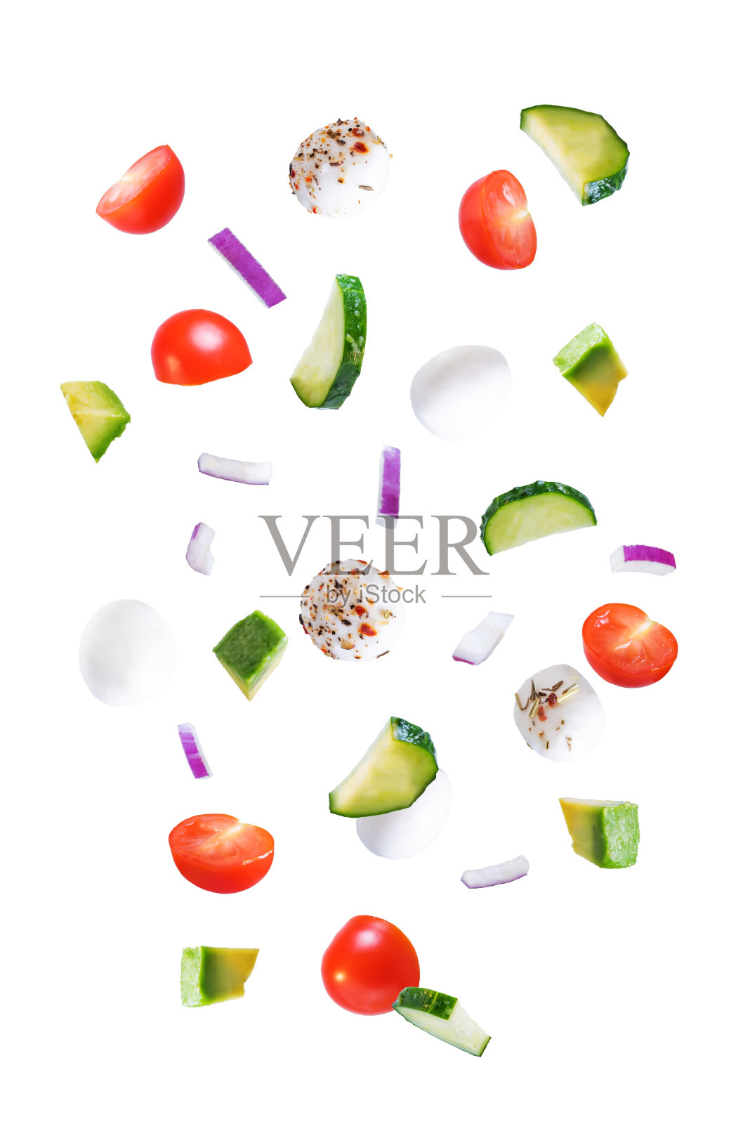 番茄，黄瓜，红洋葱，马苏里拉奶酪沙拉，白色的孤立背景照片摄影图片