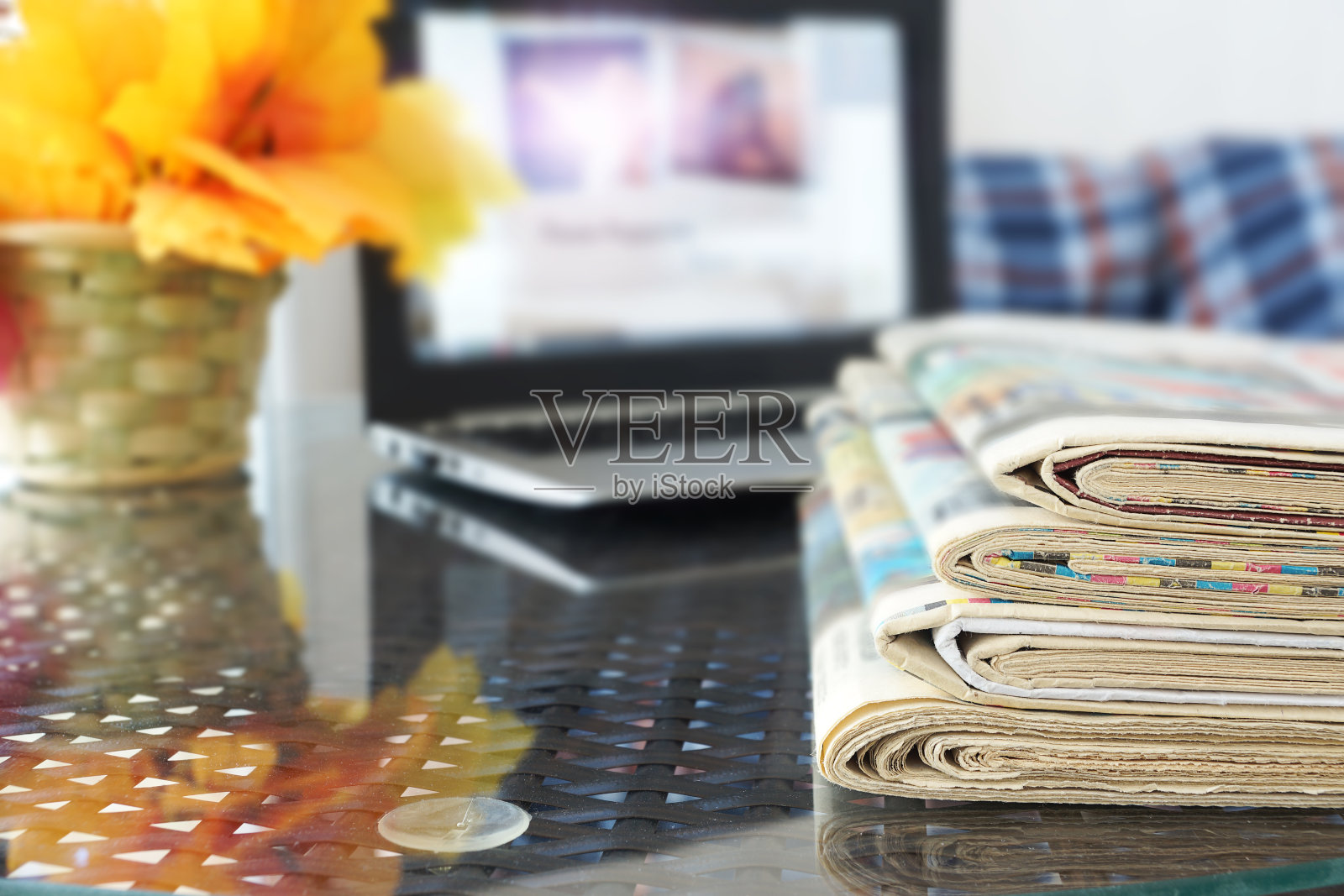 报纸和笔记本电脑照片摄影图片