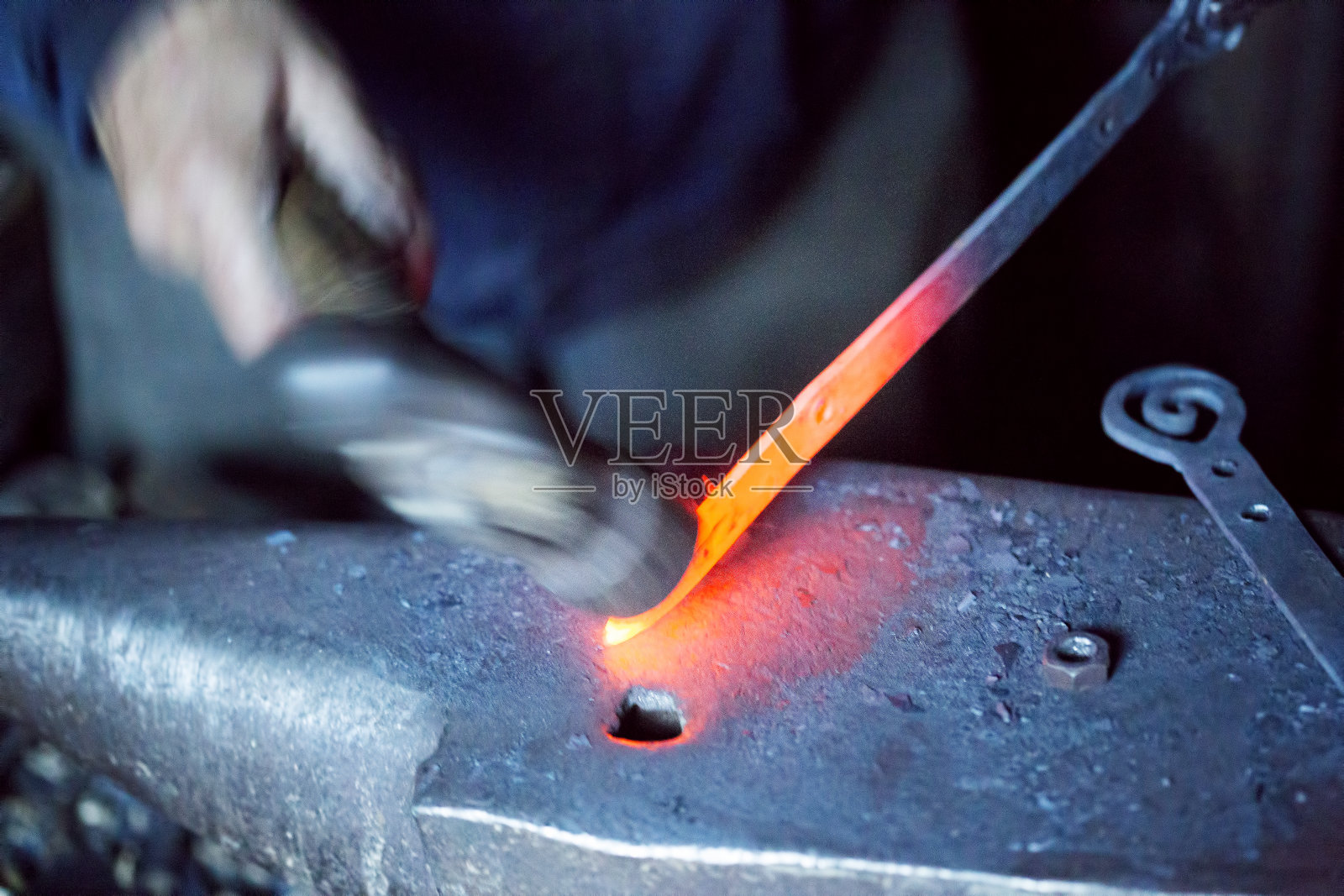 锁匠。摩洛哥:热铁淬火照片摄影图片