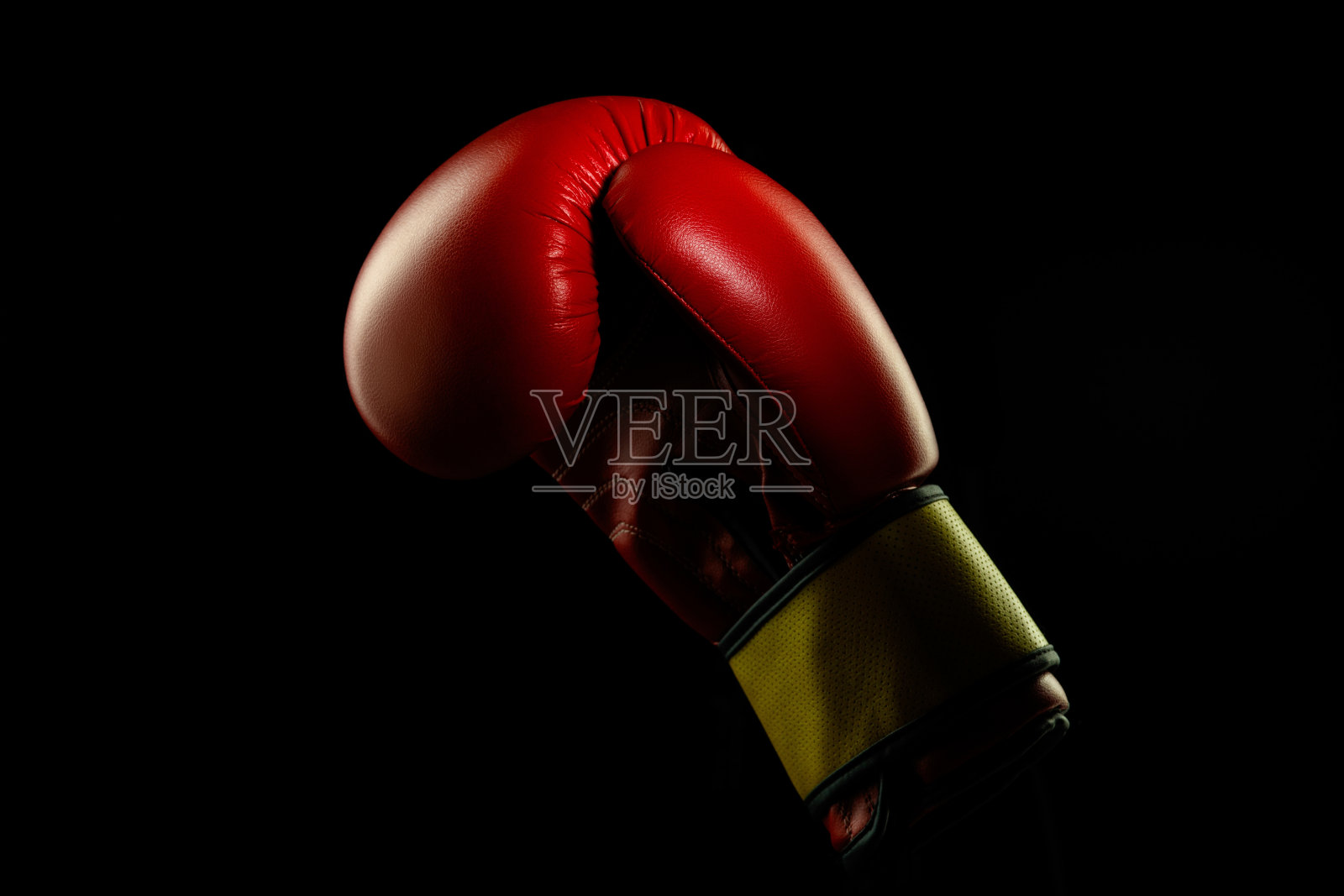 专业运动设备孤立在黑色演播室背景。拳击手红色手套。照片摄影图片