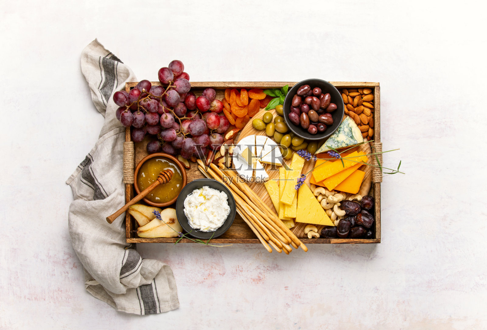 奶酪板上有葡萄，坚果和干果，俯视视图照片摄影图片