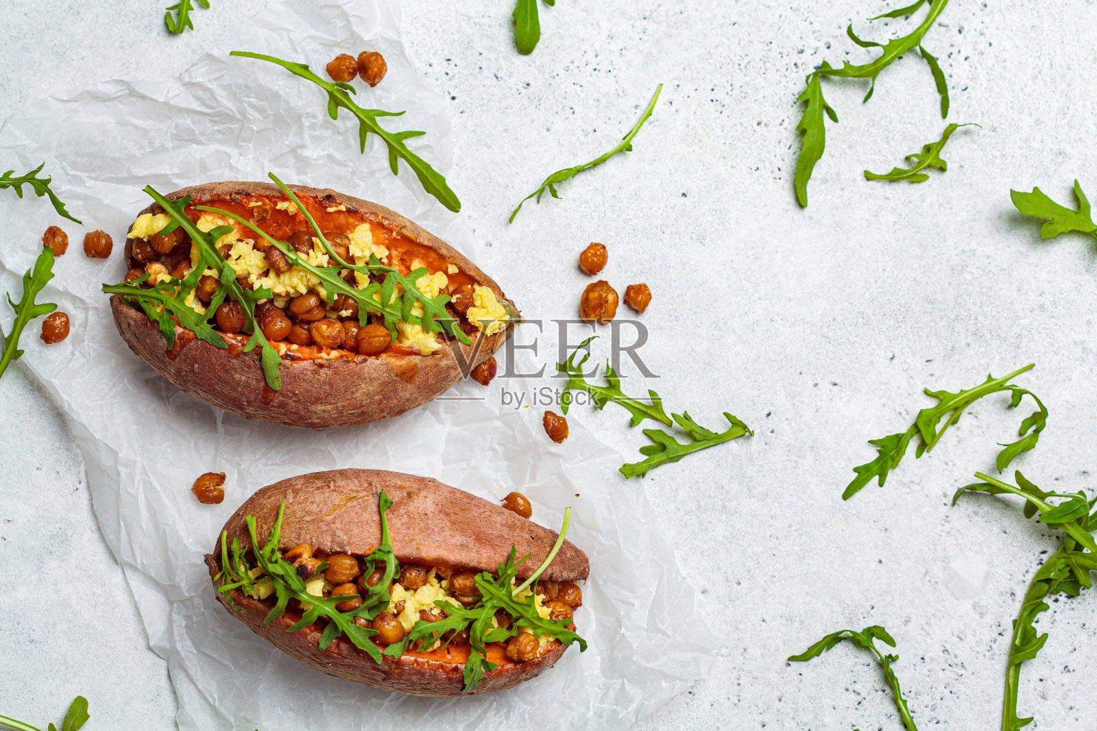 烤甘薯塞满炸鹰嘴豆和素食奶酪在白色的背景。健康素食理念。照片摄影图片