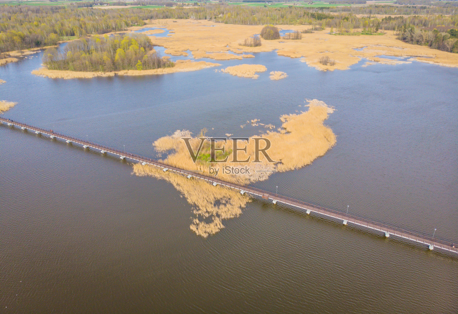 湖上的人行桥照片摄影图片
